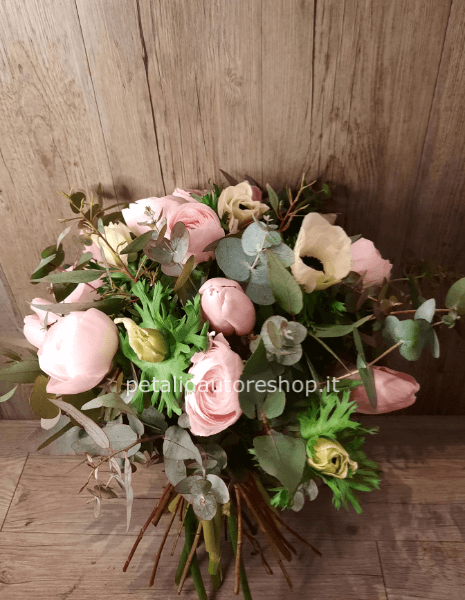 Bouquet fiori toni delicati e fiori olandesi di stagione di prima scelta