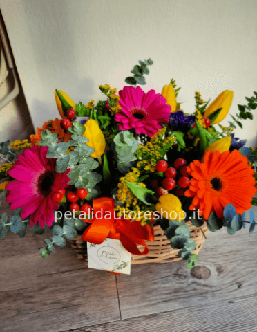 Cestino di fiori freschi assortiti.