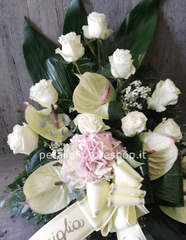 Composizione di fiori freschi colori chiari.