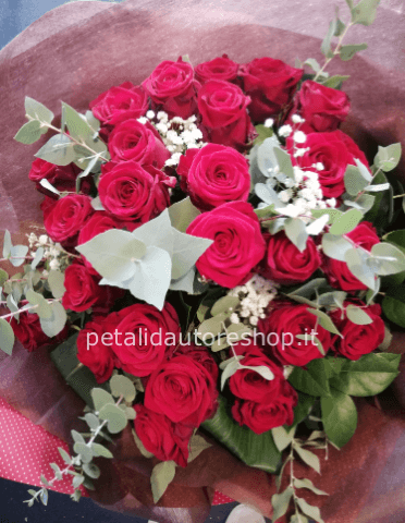 Bouquet con 30 rose rosse confezionato.