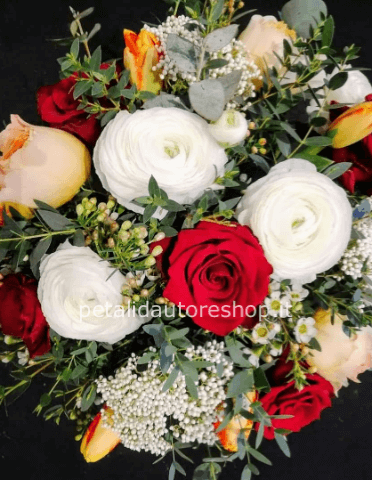 Bouquet misto con rose rosse e fiori pregiati