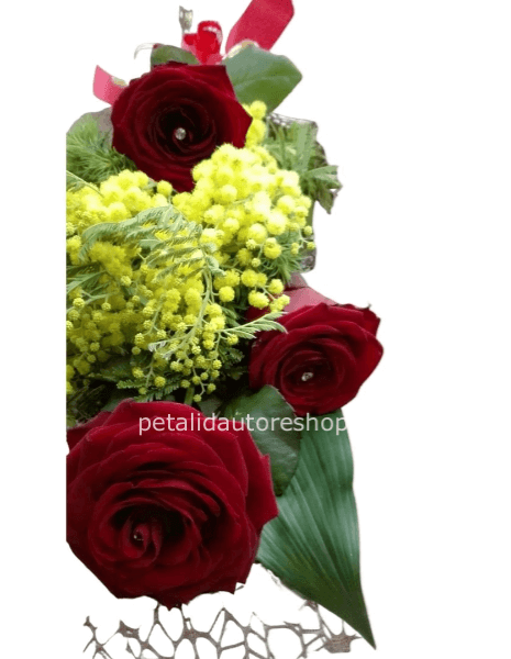Tris rose rosse con mimosa