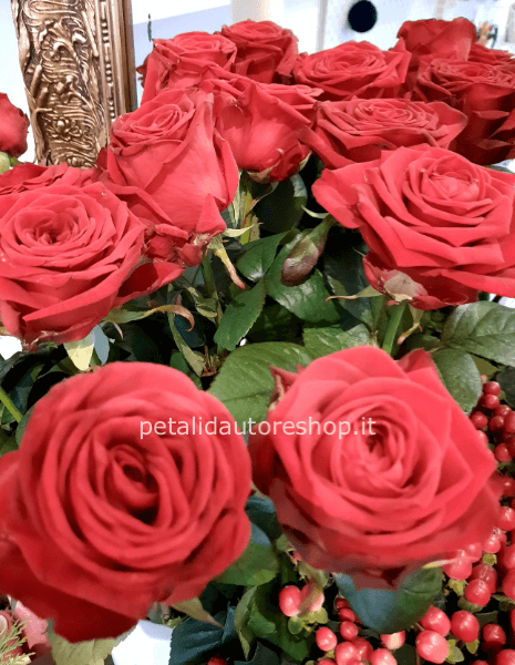 Rose rosse a stelo