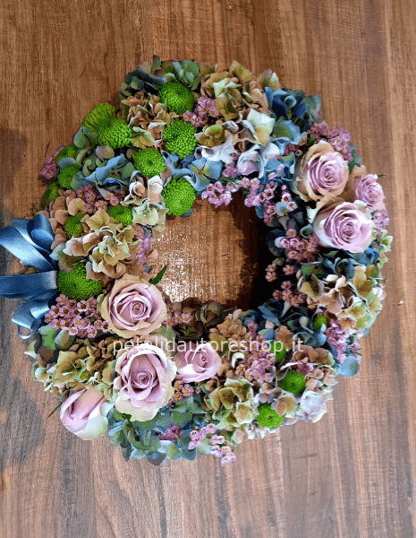 Coroncina di fiori freschi lilla