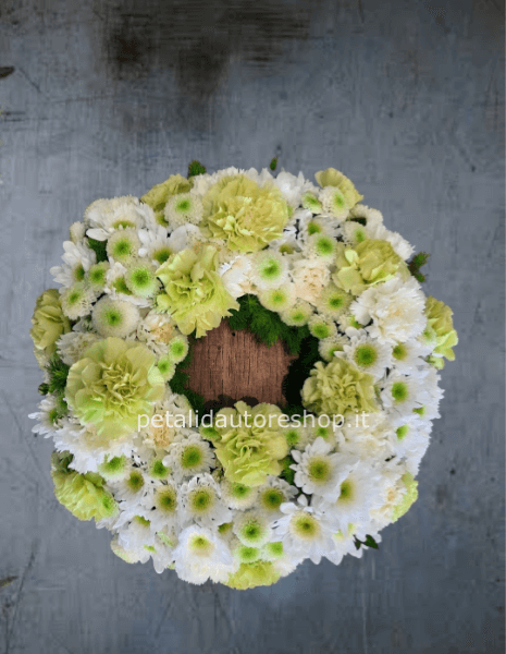 Coroncina di fiori freschi bianchi