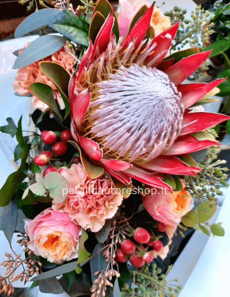 Composizione con protea, rose inglesi e garofani