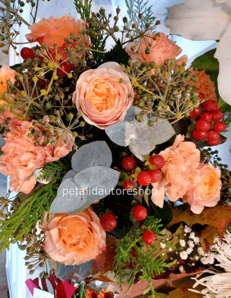Bouquet per monumento a terra rose inglesi e garofani autunnale