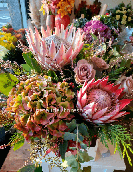Bouquet per monumento/colombaio protea e rose