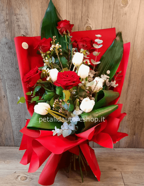 Mazzo rose rosse e tulipani bianchi