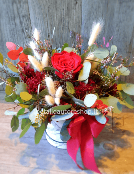 Flowerbox coordinata con Coroncina di elementi secchi e stabilizzati rossa e bordeaux