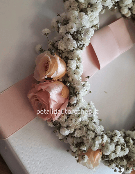 Coroncina bambina con roselline » Acquista online e invia fiori e piante a  Giussano per consegna a domicilio.
