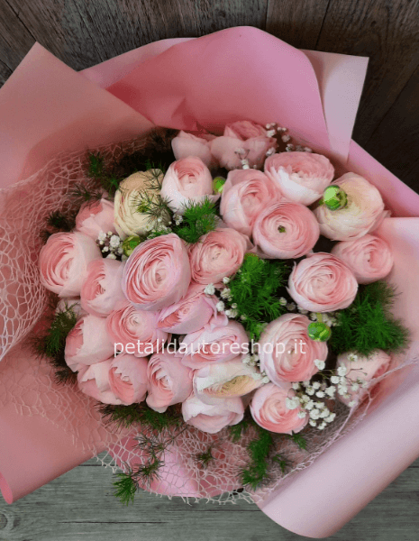 Bouquet rosa con ranuncoli invernali
