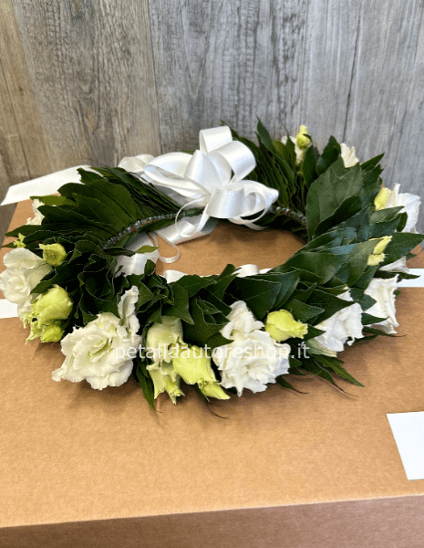 Coroncina di laurea con fiori bianchi freschi