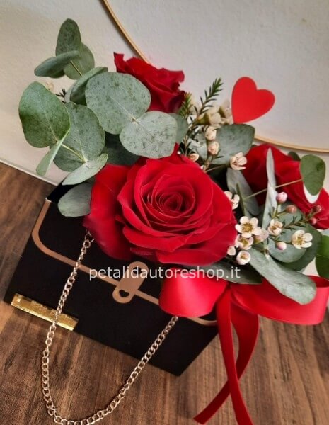 Chanel con rose rosse fresche