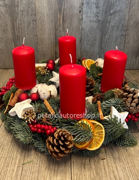 centrotavola rosso con 4 candele