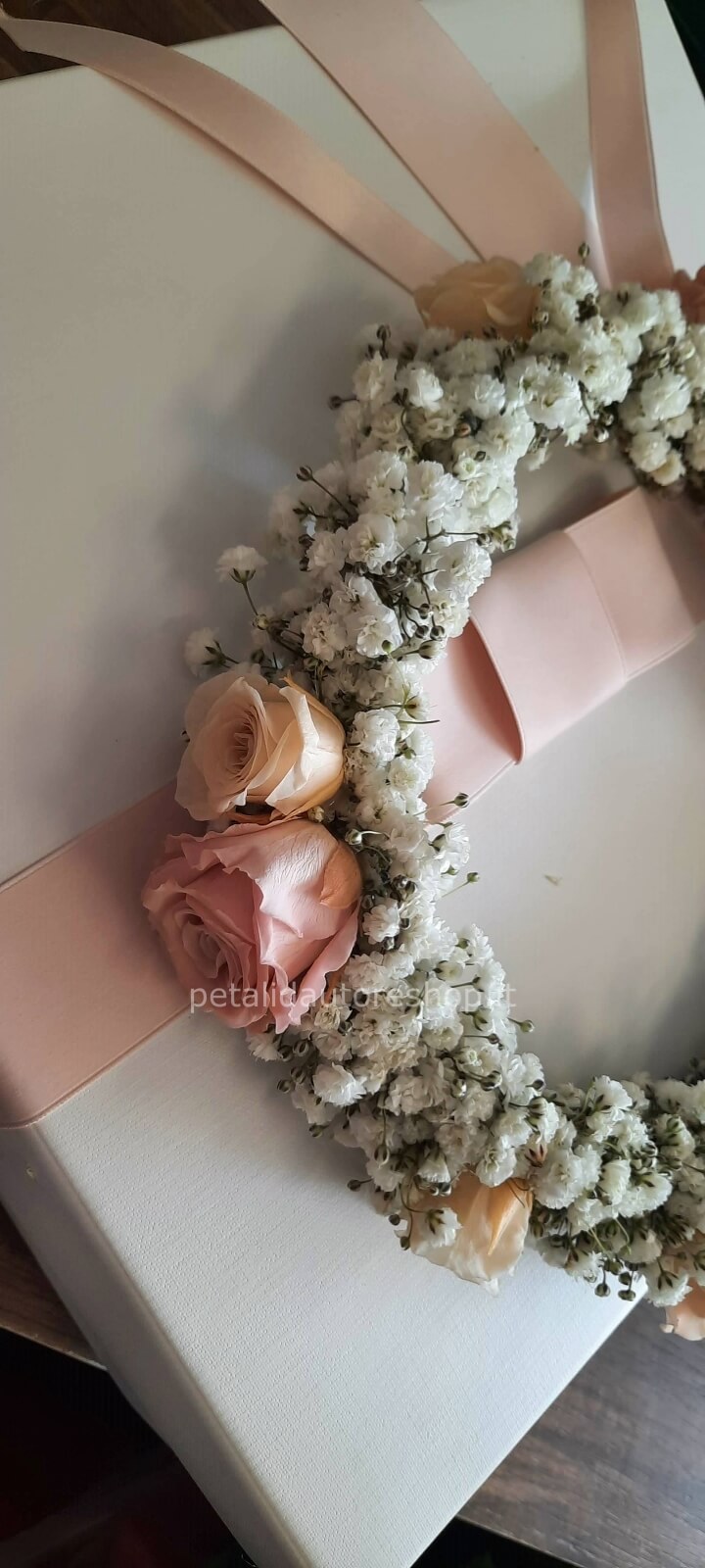 Coroncina in stoffa Prima Comunione con rose bianche e foglioline verdi Coroncina in stoffa Prima Comunione con rose bianche e foglioline verdi